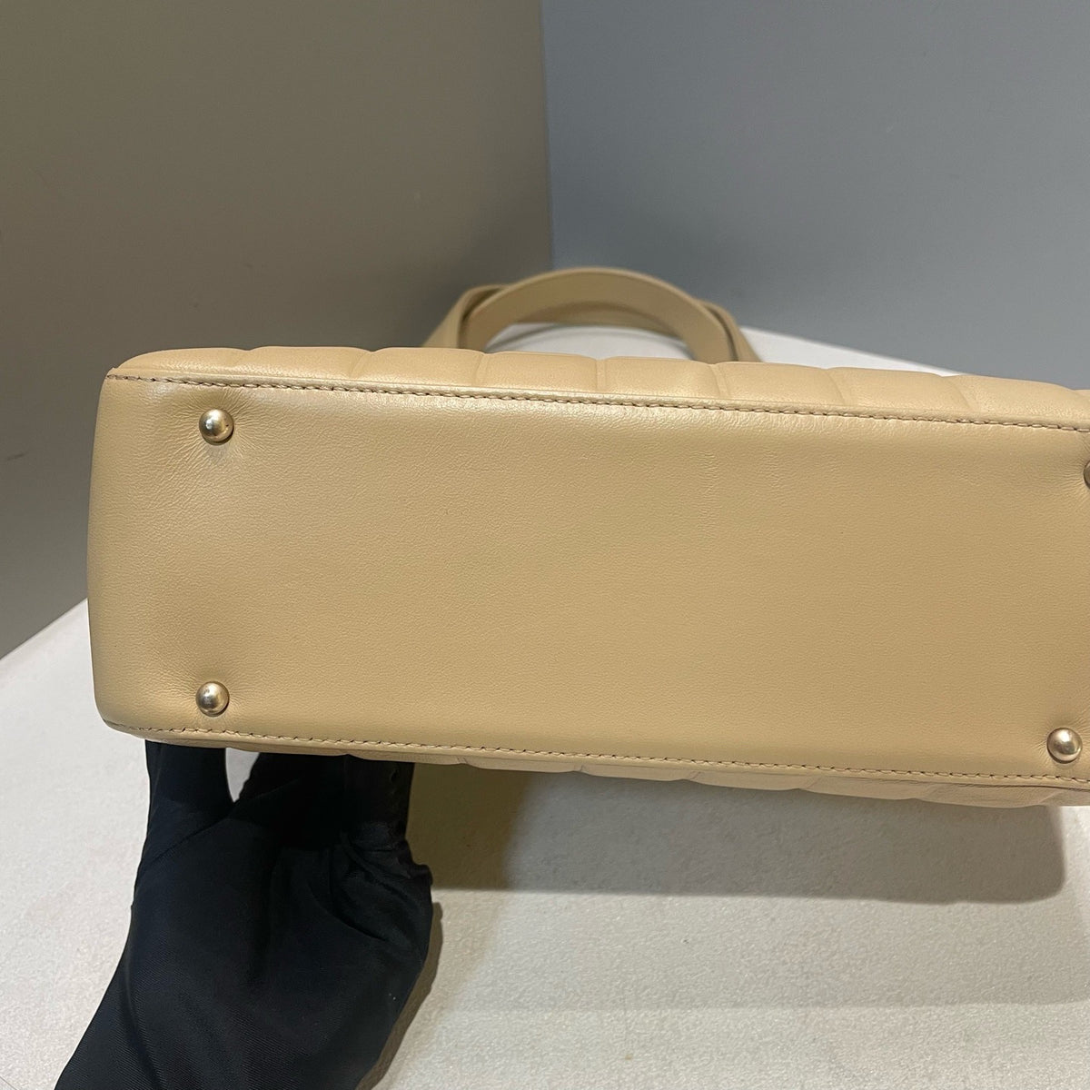 Chanel - Chocolate Bar - Leather - Beige - (Medium)