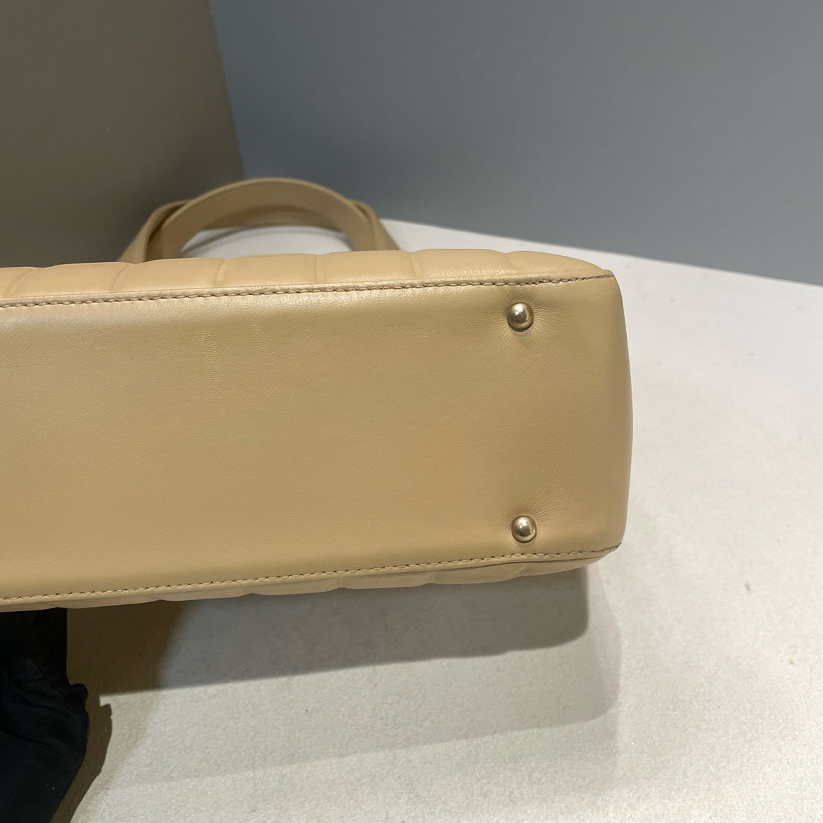 Chanel - Chocolate Bar - Leather - Beige - (Medium)