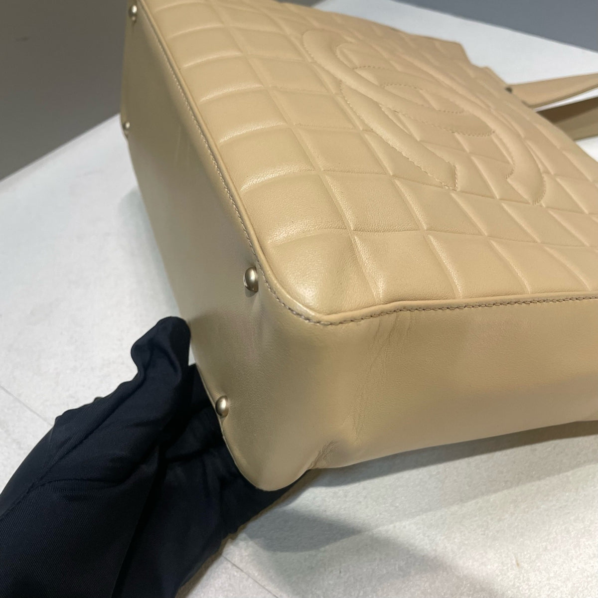 Chanel - Chocolate Bar - Leather - Beige - (Medium)