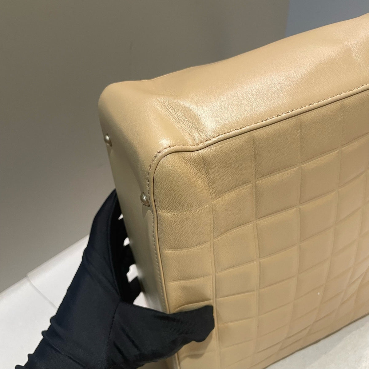 Chanel - Chocolate Bar - Leather - Beige - (Medium)