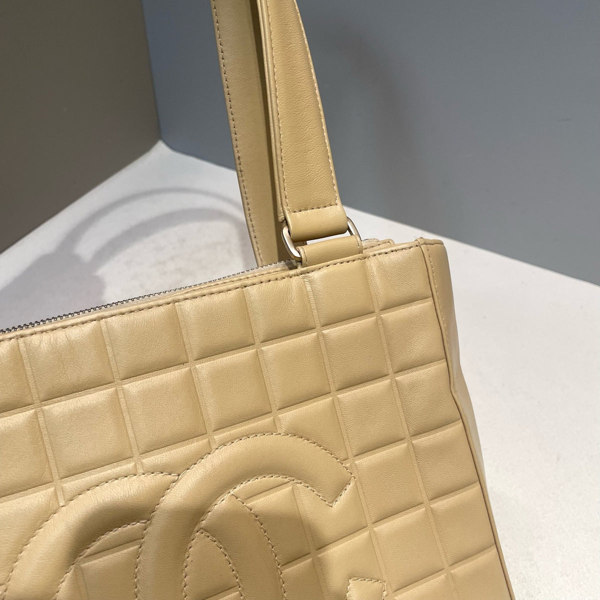 Chanel - Chocolate Bar - Leather - Beige - (Medium)