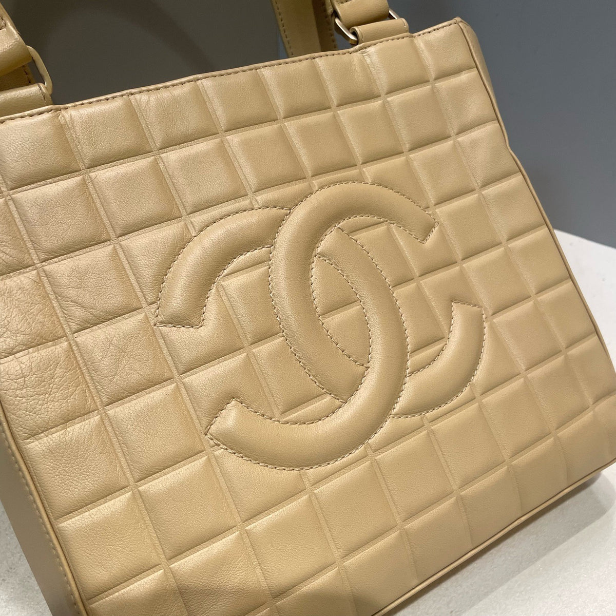 Chanel - Chocolate Bar - Leather - Beige - (Medium)