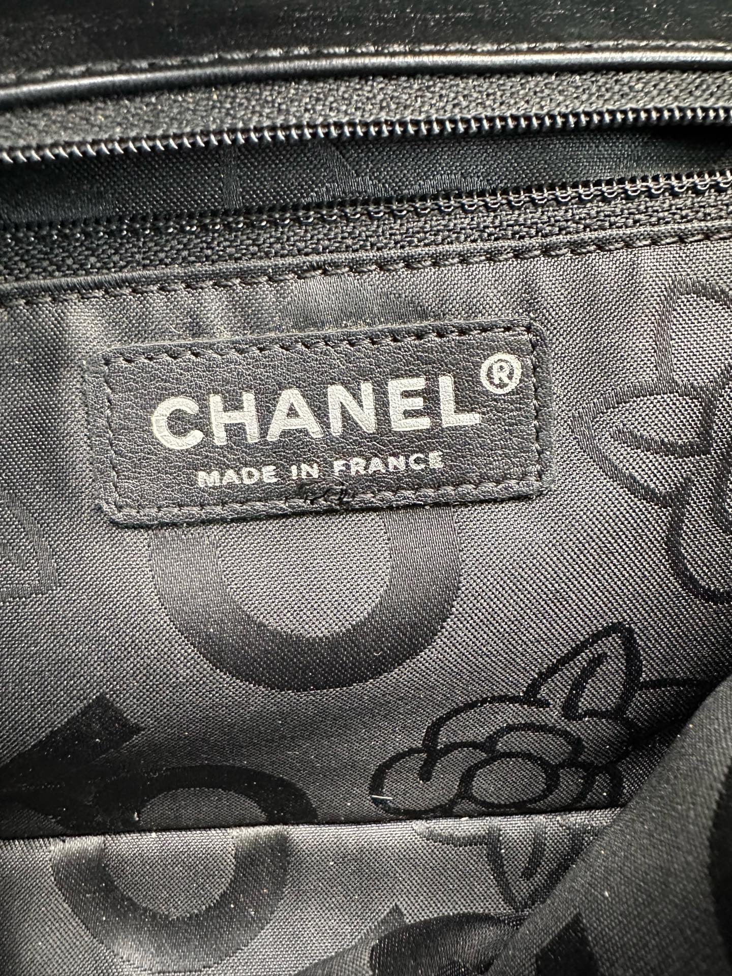 Chanel - Chocolate Bar - Leather - Black - (medium)