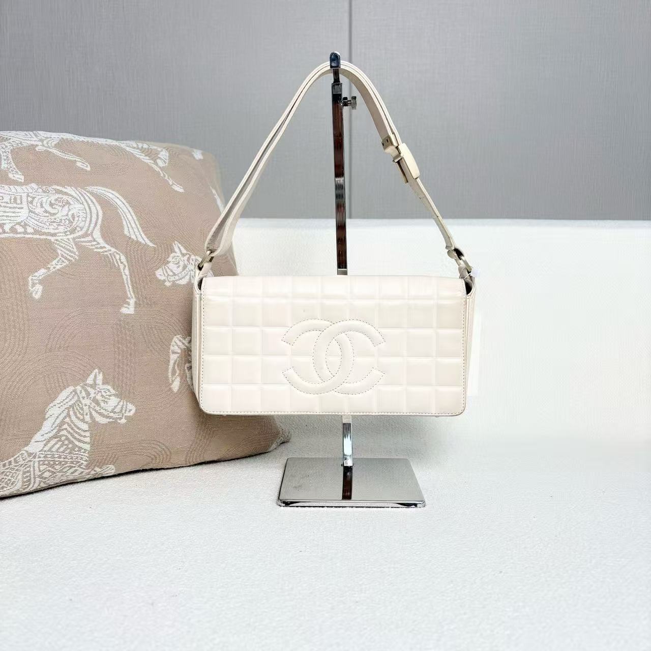 Chanel - Chocolate Bar Shoulder Bag - Lambskin leather - White - (Small)