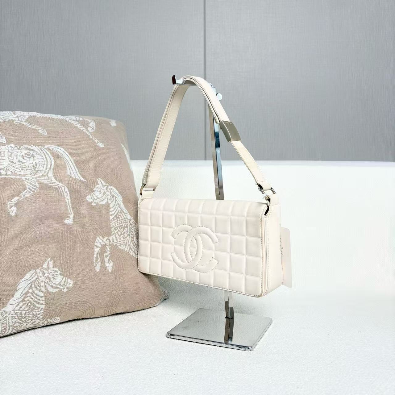Chanel - Chocolate Bar Shoulder Bag - Lambskin leather - White - (Small)