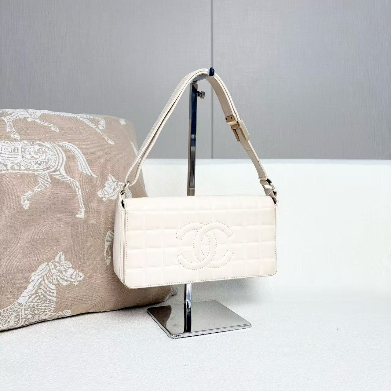 Chanel - Chocolate Bar Shoulder Bag - Lambskin leather - White - (Small)