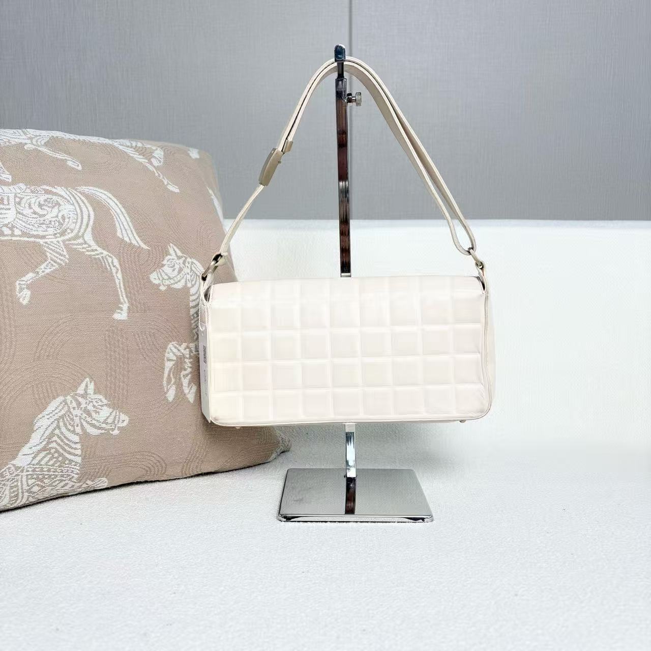 Chanel - Chocolate Bar Shoulder Bag - Lambskin leather - White - (Small)