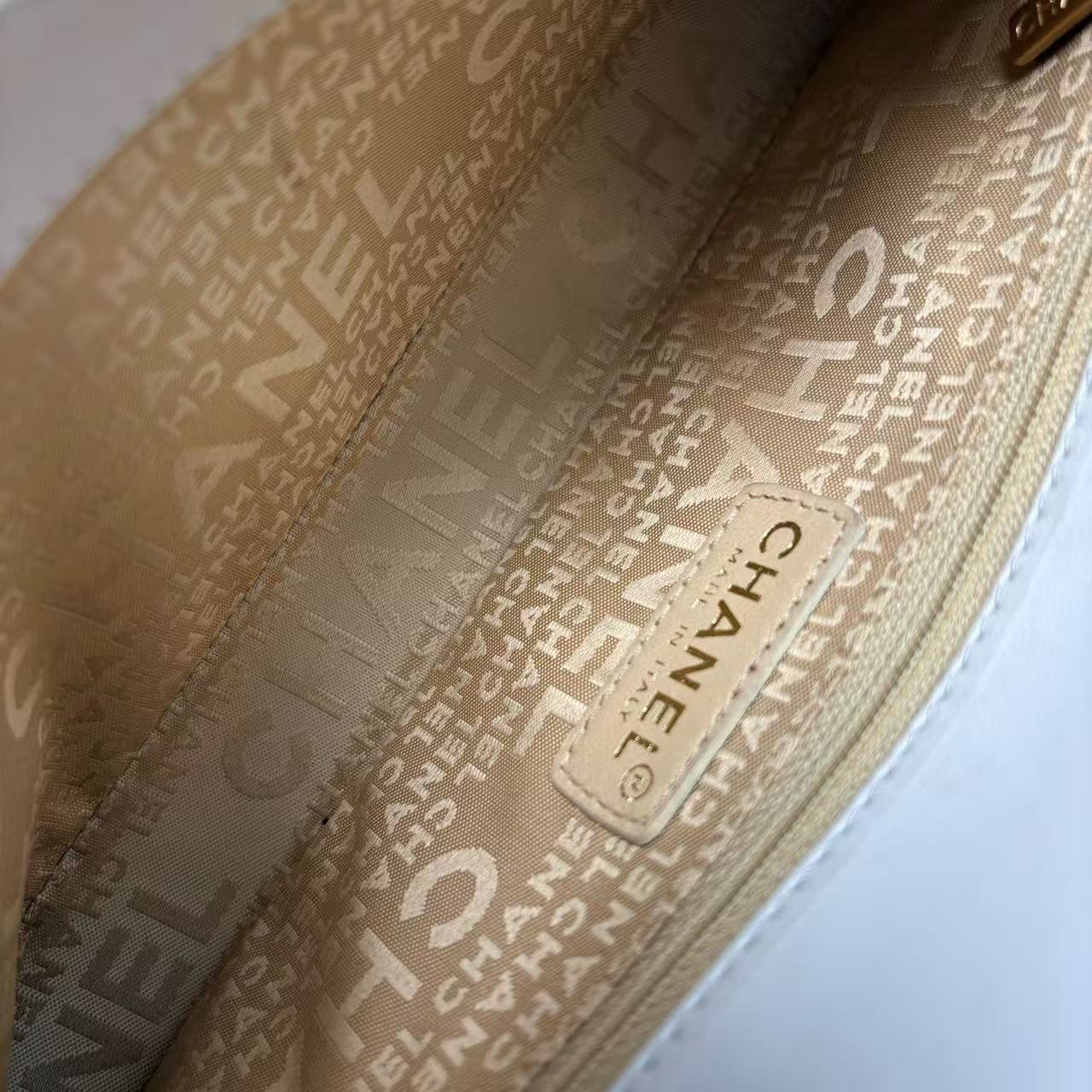Chanel - Chocolate Bar Shoulder Bag - Lambskin leather - White - (Small)
