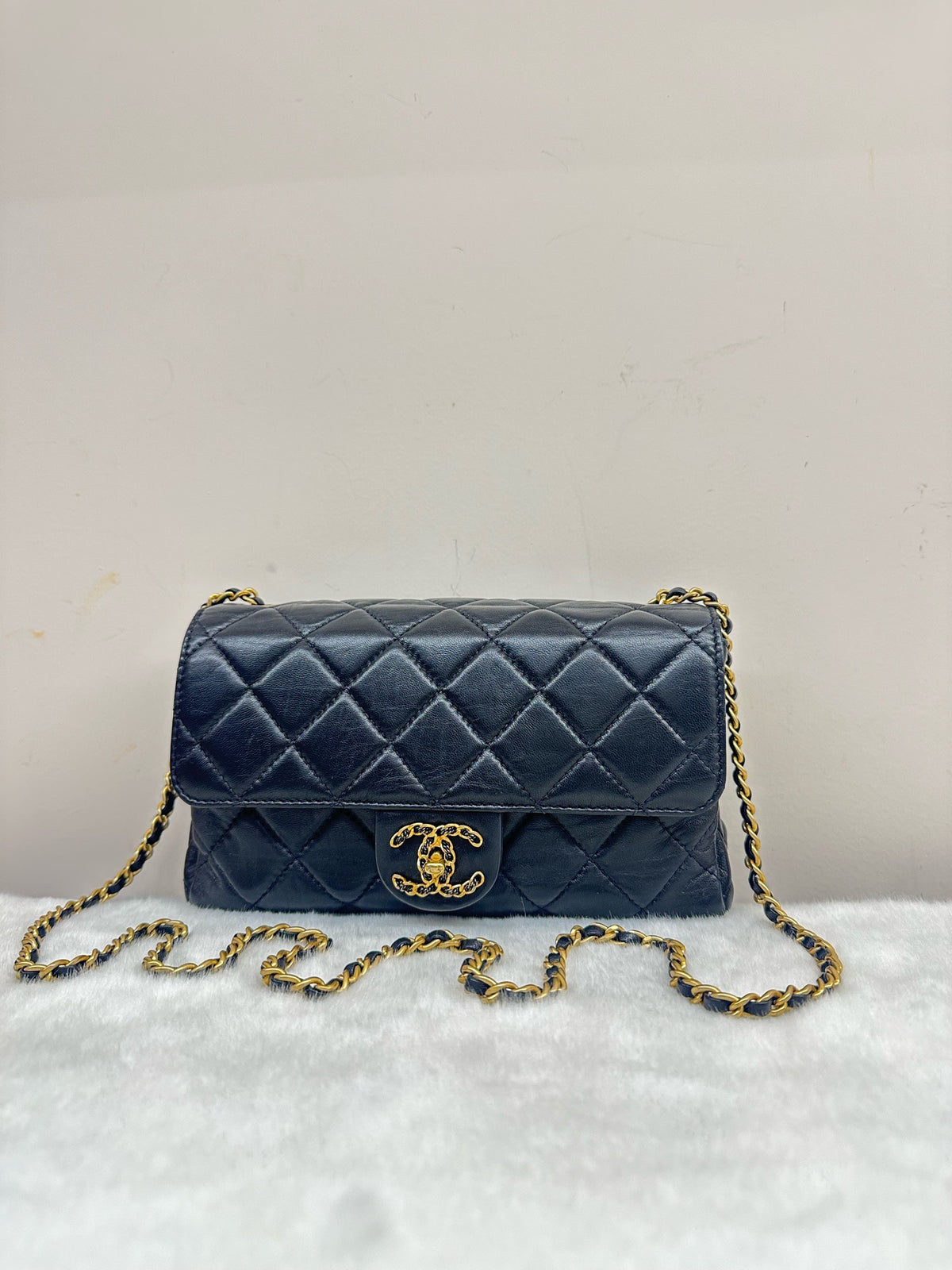 Chanel - Classic Flap 22C - Leather - Black