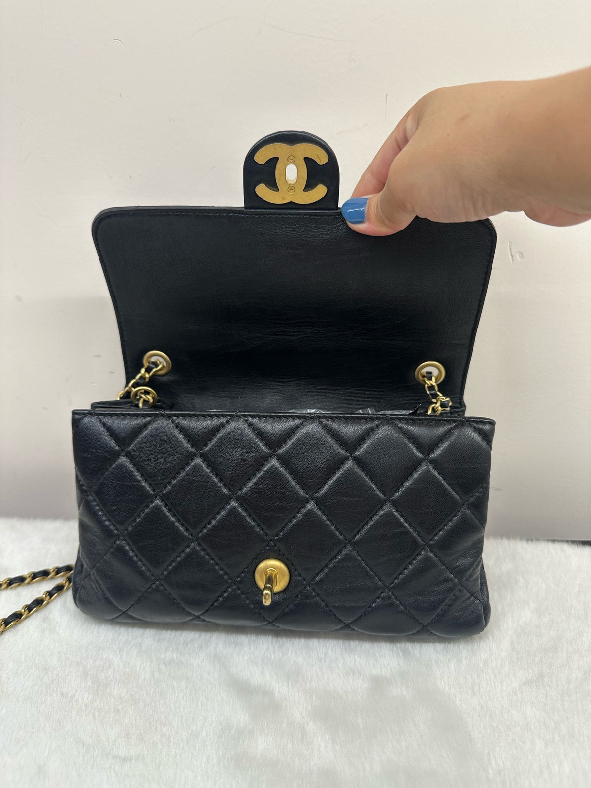 Chanel - Classic Flap 22C - Leather - Black