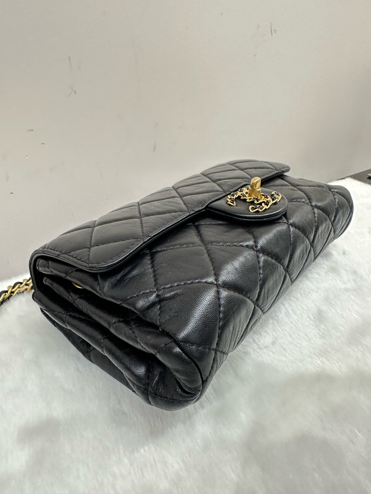 Chanel - Classic Flap 22C - Leather - Black