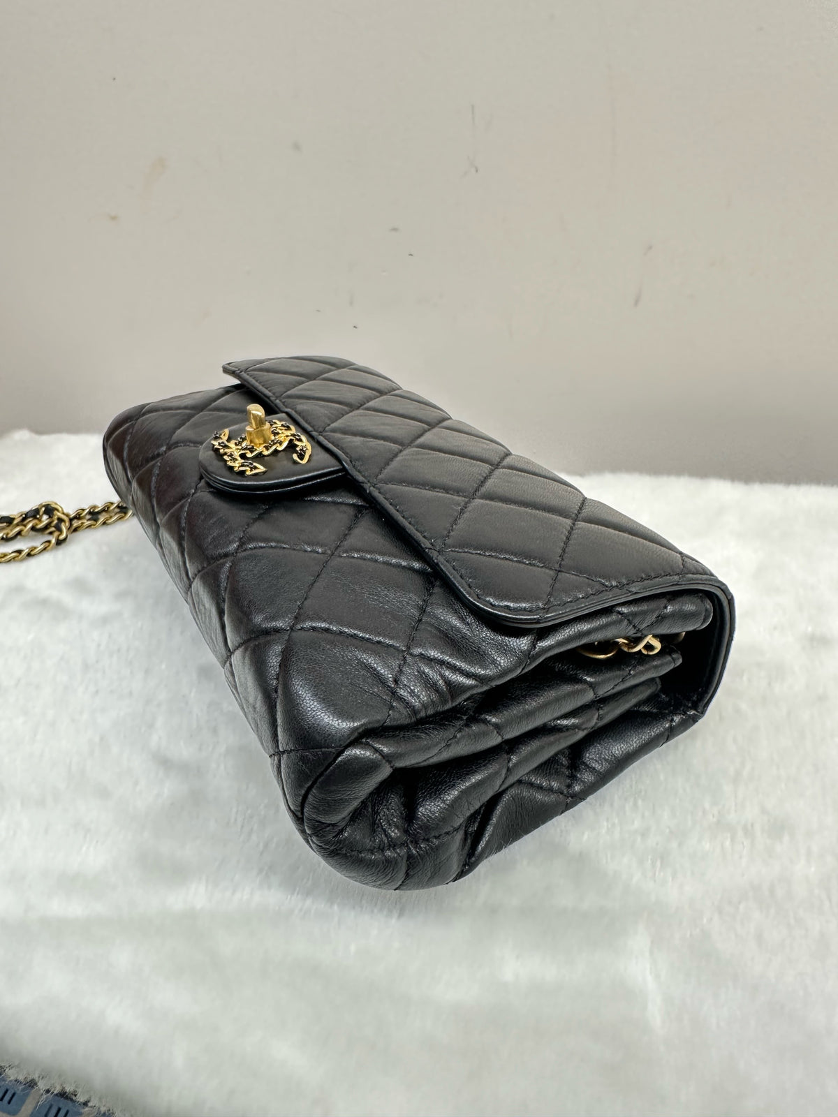Chanel - Classic Flap 22C - Leather - Black