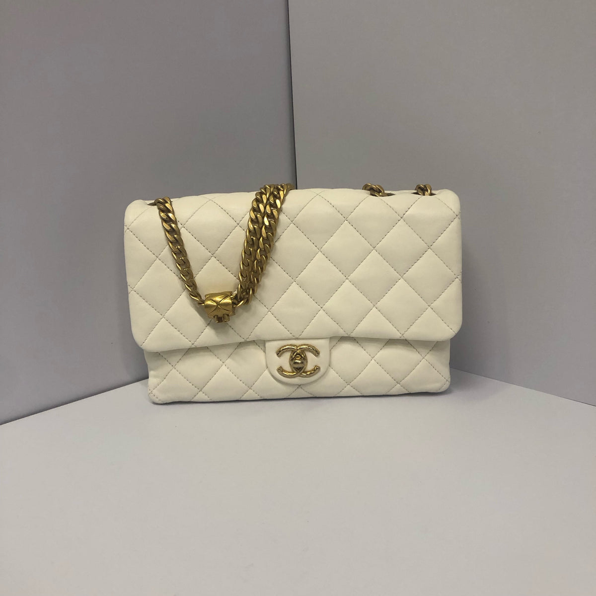 Chanel - Classic Flap 23B Medium - Leather - White - (medium)