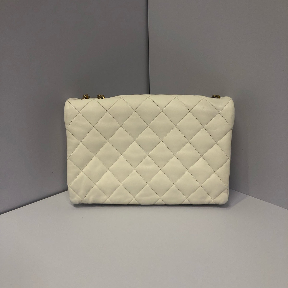 Chanel - Classic Flap 23B Medium - Leather - White - (medium)