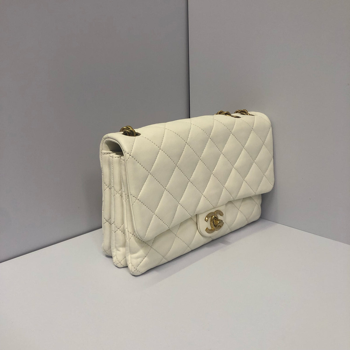 Chanel - Classic Flap 23B Medium - Leather - White - (medium)