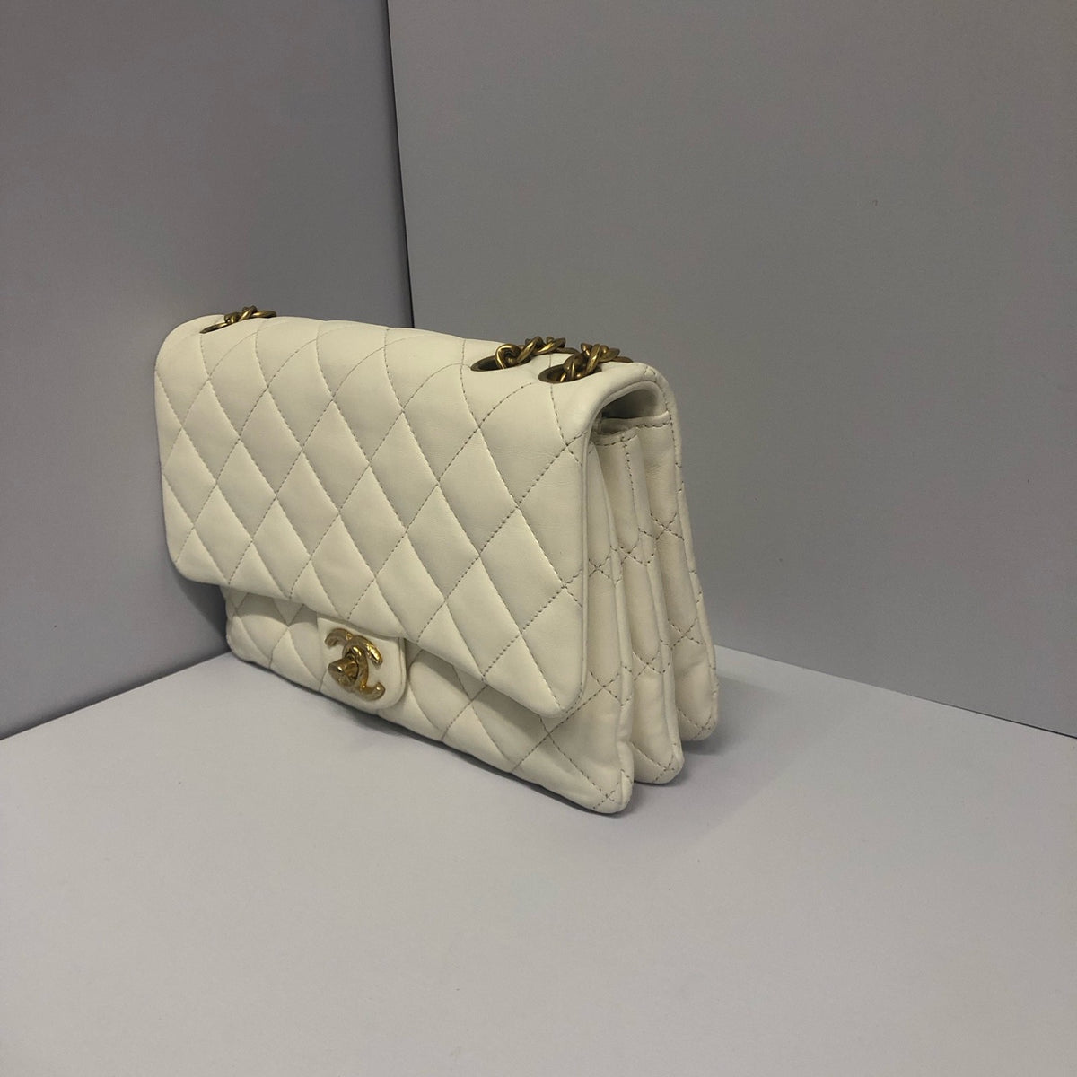 Chanel - Classic Flap 23B Medium - Leather - White - (medium)