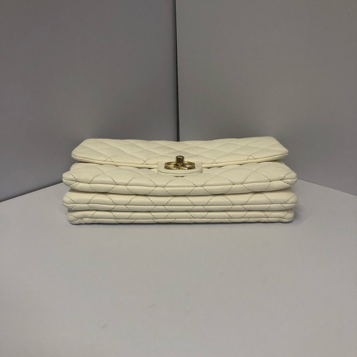 Chanel - Classic Flap 23B Medium - Leather - White - (medium)