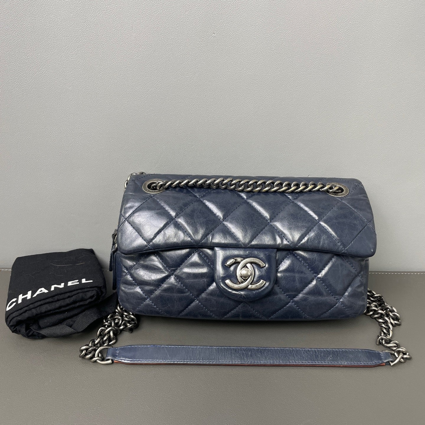 Chanel Classic Flap bag Leather Navy - view 1