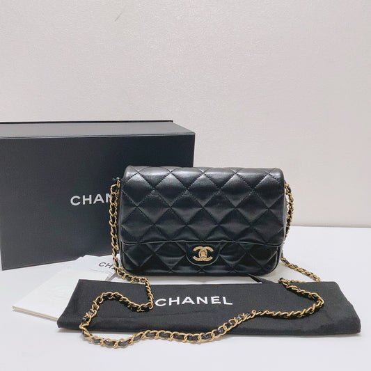 Chanel - Classic Flap Bag - Lambskin leather - Black with Gold-Tone Hardware - (large)