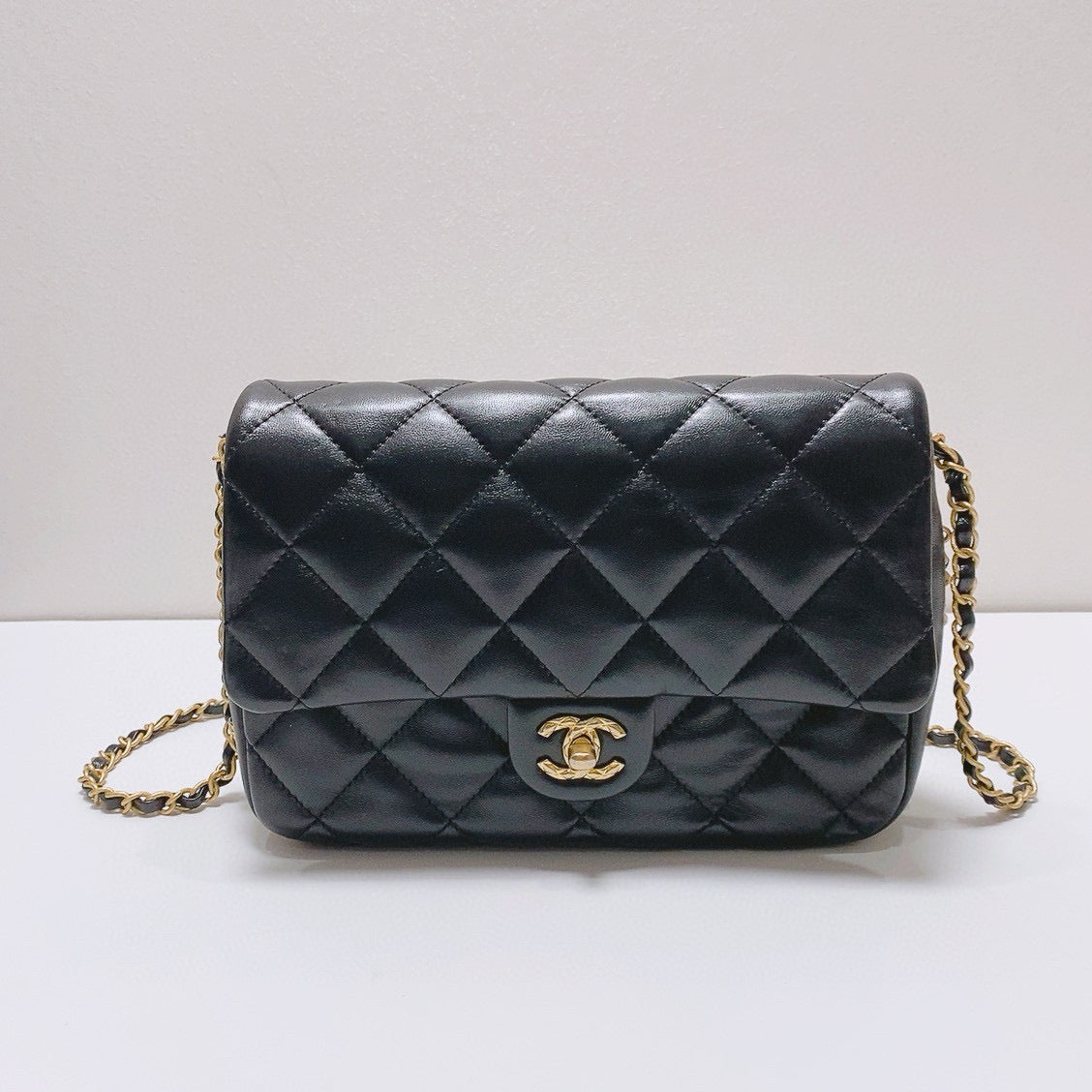 Chanel - Classic Flap Bag - Lambskin leather - Black with Gold-Tone Hardware - (large)