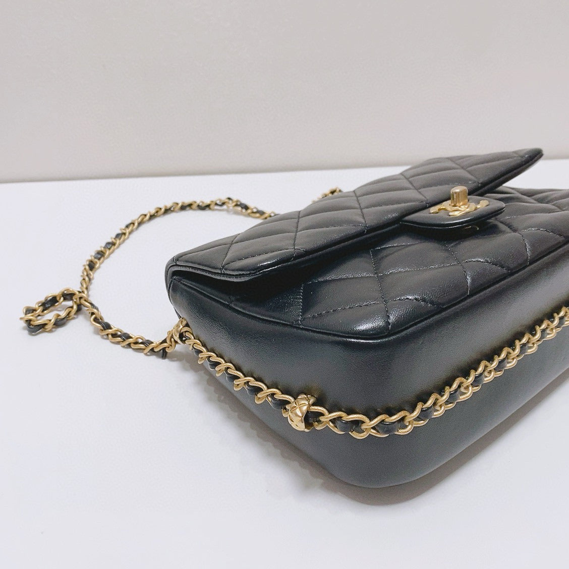 Chanel - Classic Flap Bag - Lambskin leather - Black with Gold-Tone Hardware - (large)
