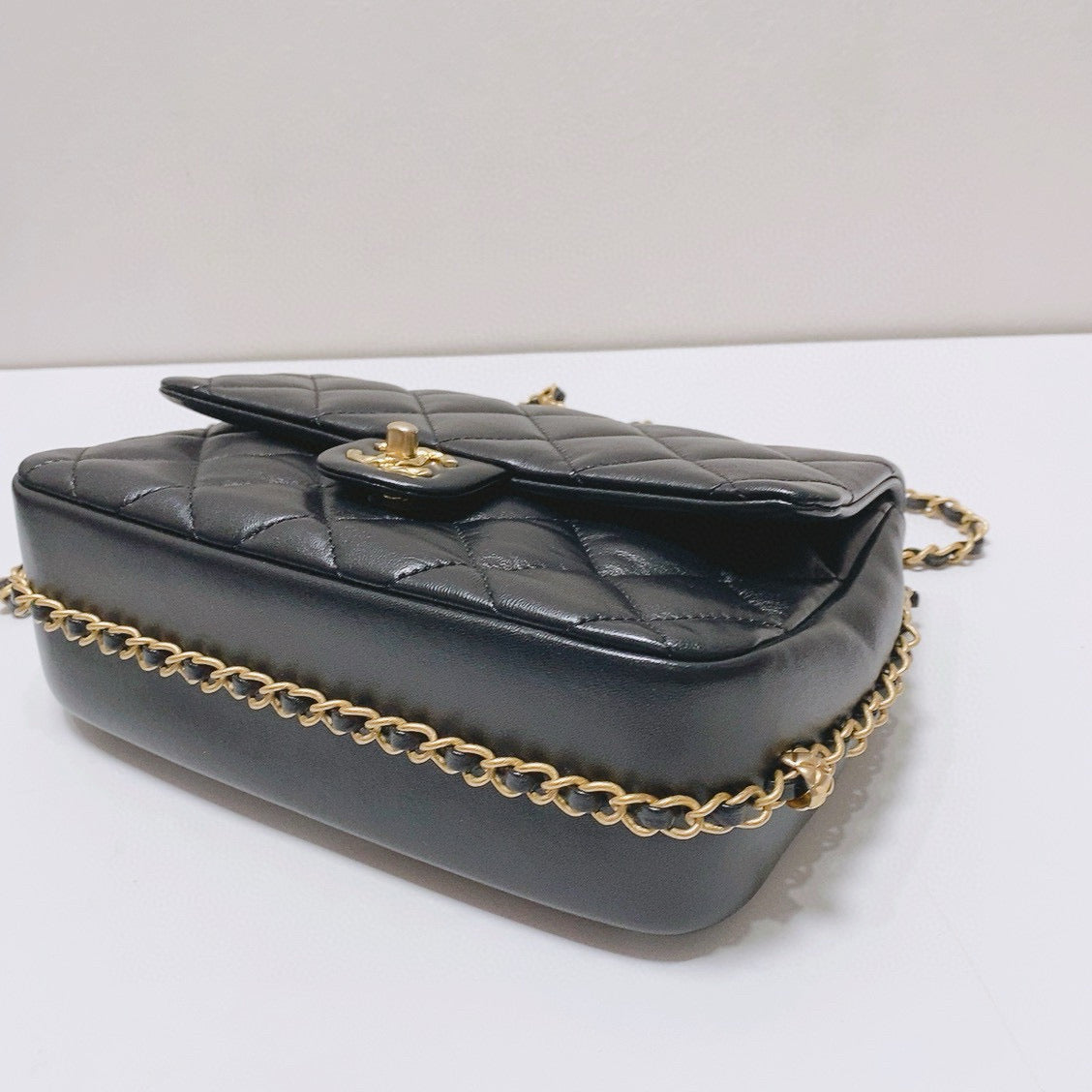 Chanel - Classic Flap Bag - Lambskin leather - Black with Gold-Tone Hardware - (large)