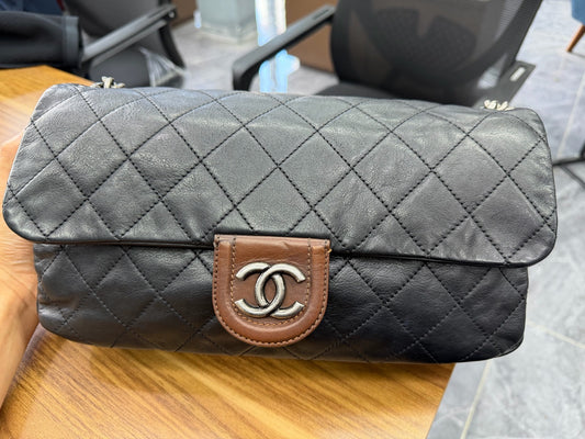 Chanel - Classic Flap Bag - Leather - Black - (Medium)