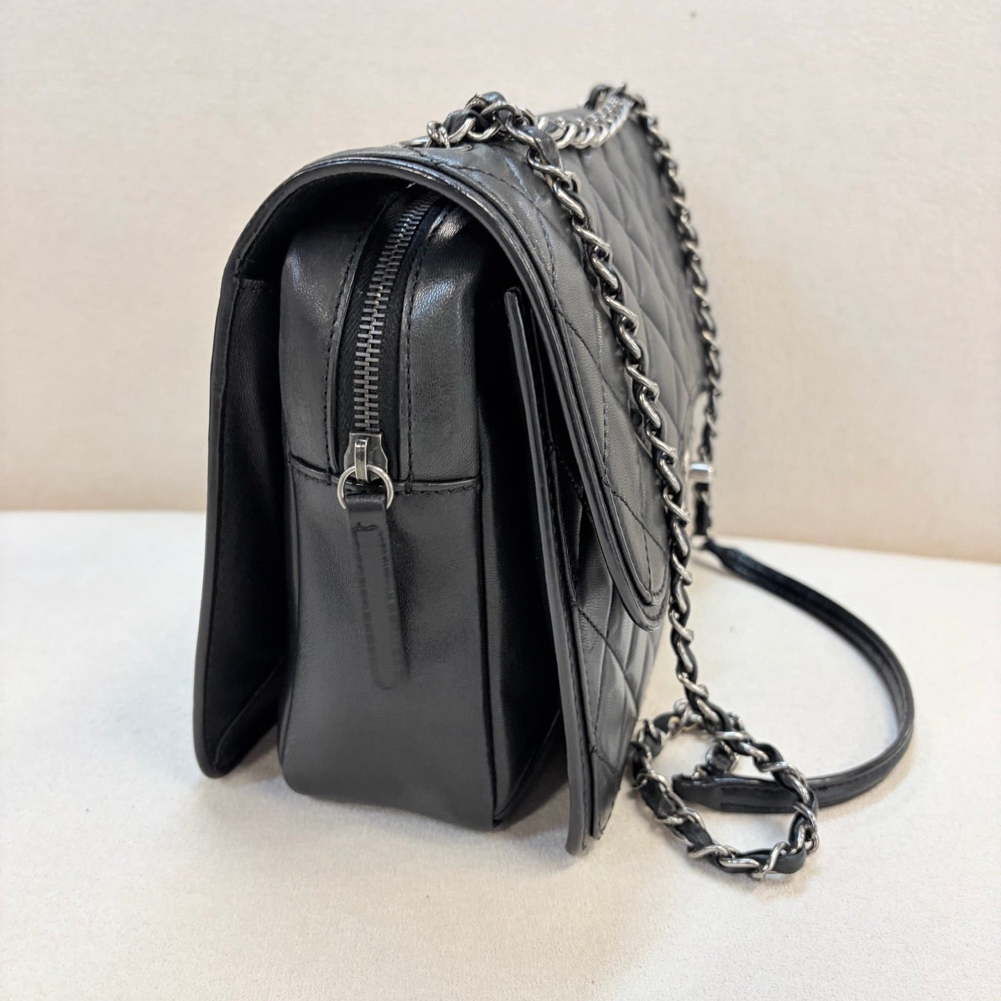 Chanel - Classic Flap Jumbo - Leather - Black - (large)