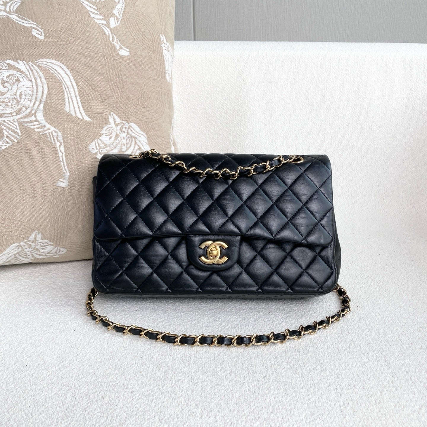 Chanel - Classic Flap - Lambskin leather - Black - (Medium)