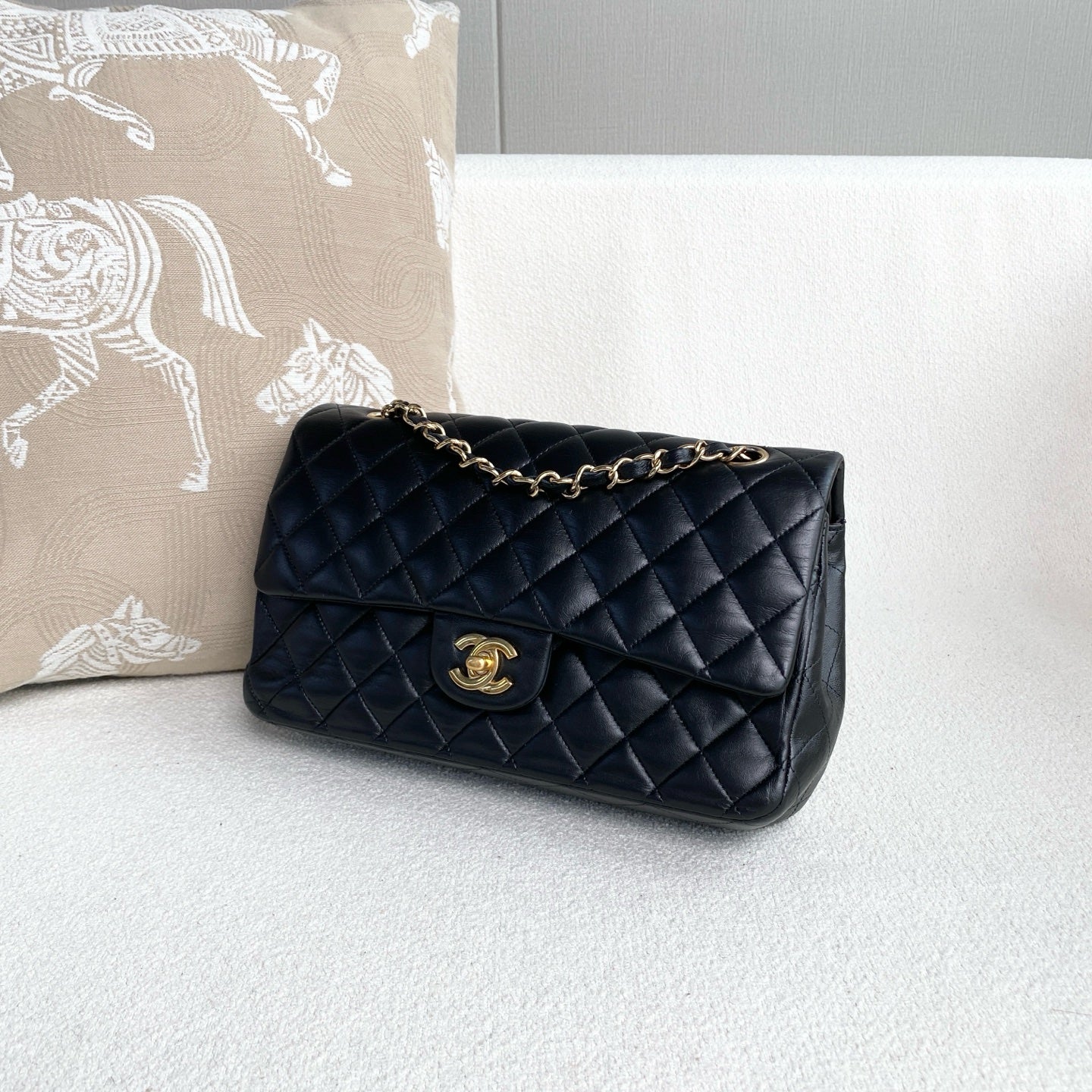 Chanel - Classic Flap - Lambskin leather - Black - (Medium)