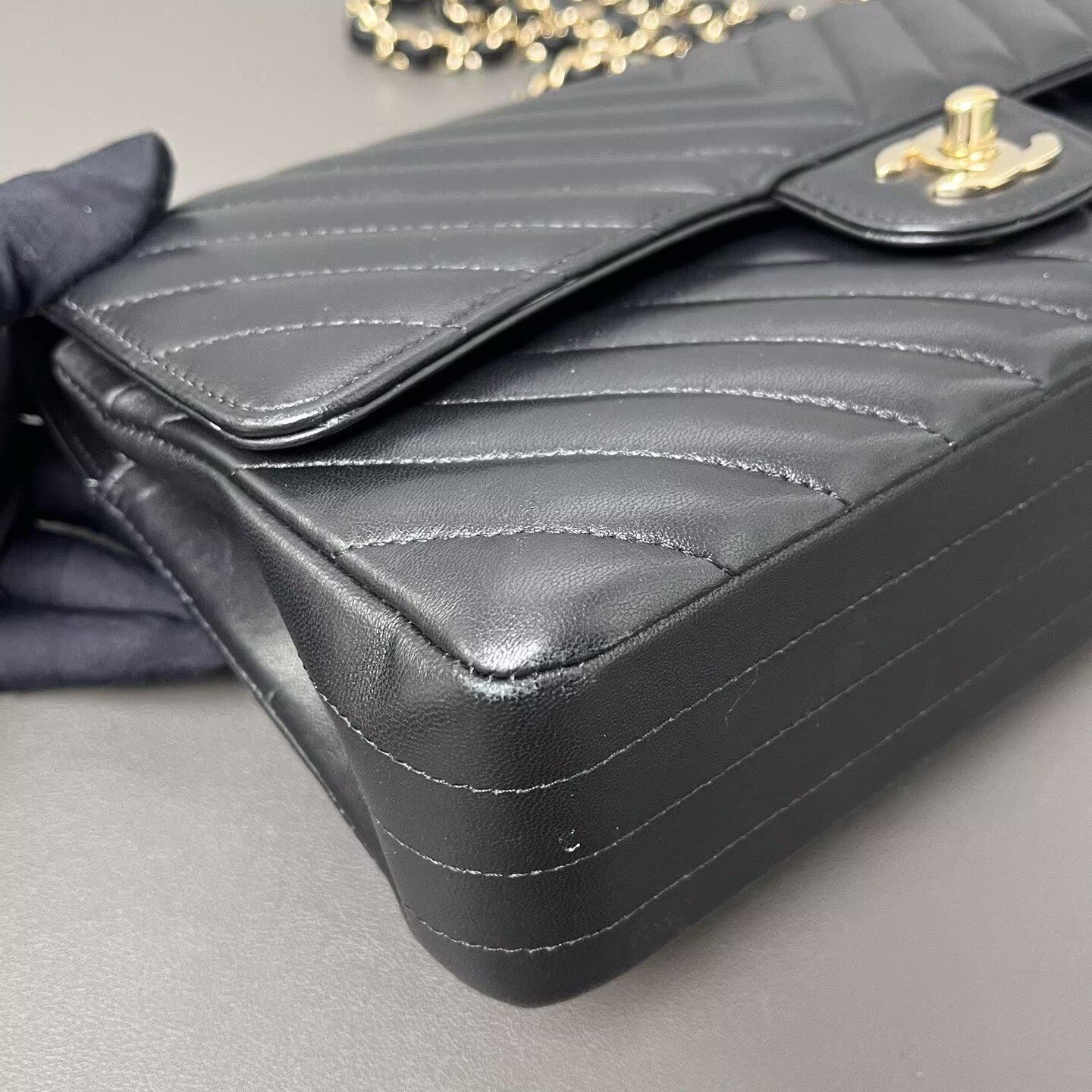 Chanel - Classic Flap - Lambskin leather - Black with Red Interior - (medium)