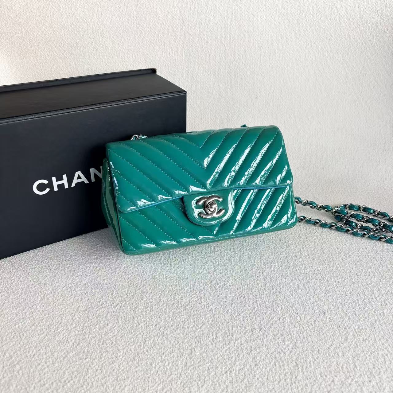 Chanel - Classic Flap Large Mini - Patent leather - Green with Blue Interior Lining - (mini)