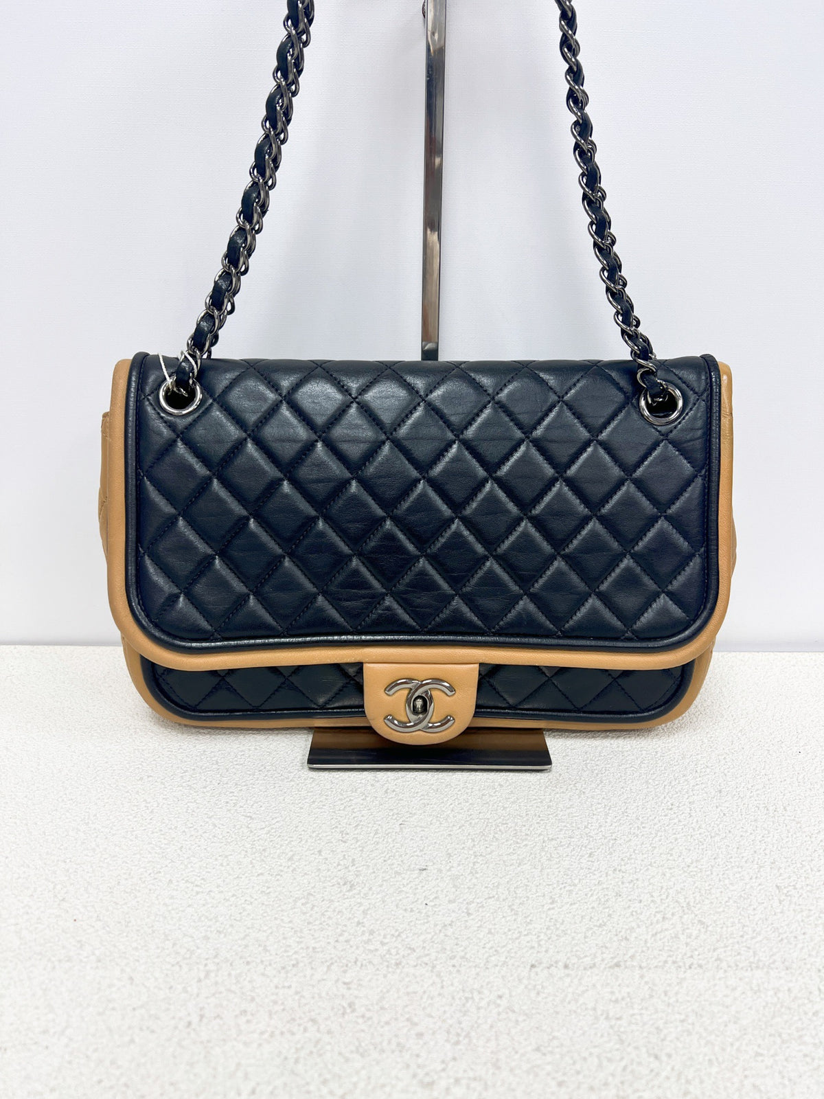 Chanel - Classic Flap - Leather - Black - (large)