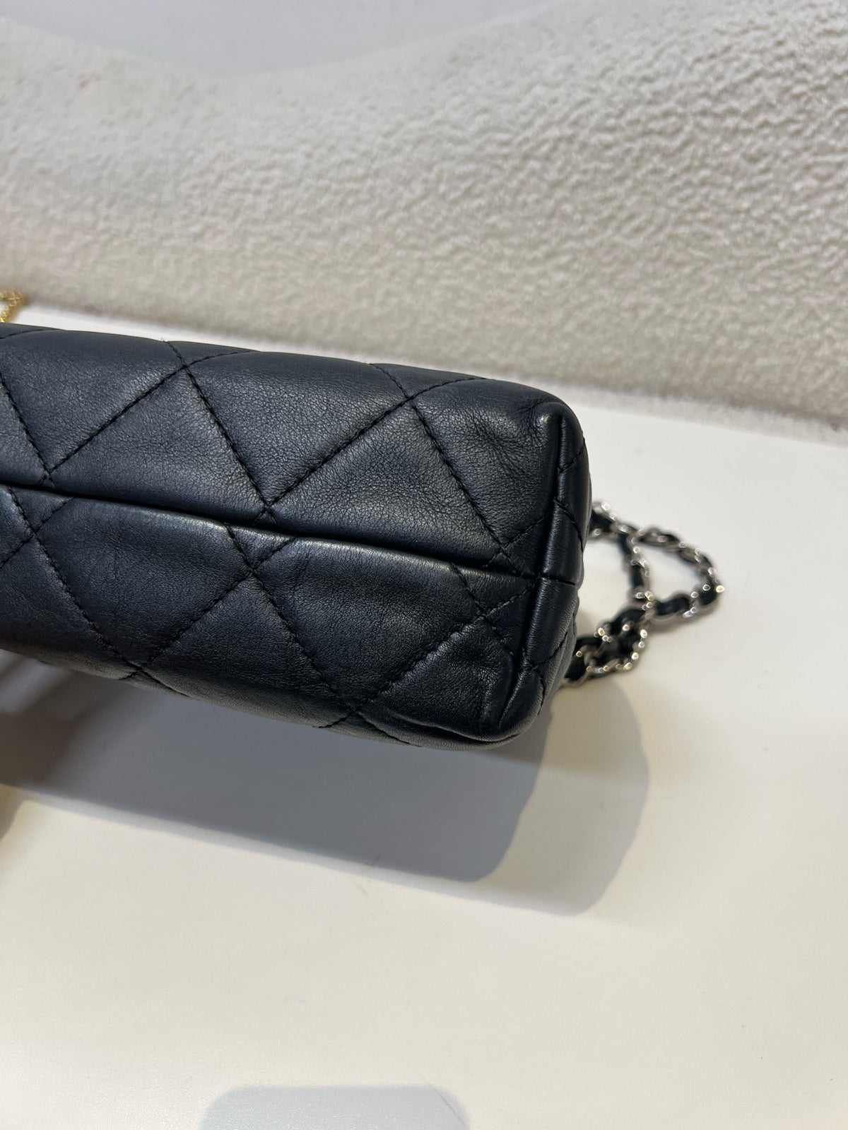 Chanel - Classic Flap - Leather - Black - (large)