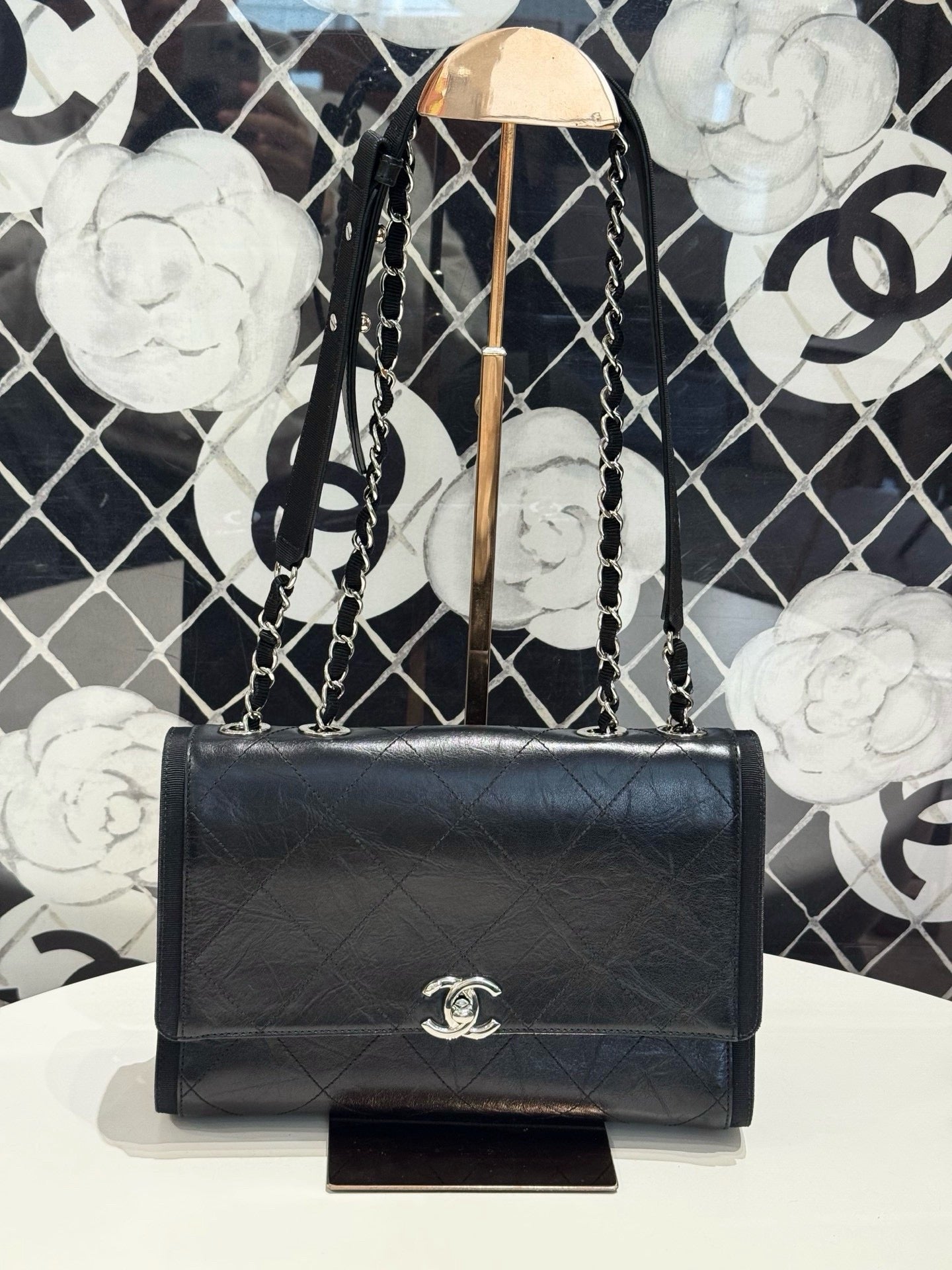 Chanel - Classic Flap - Leather - Black - (medium)