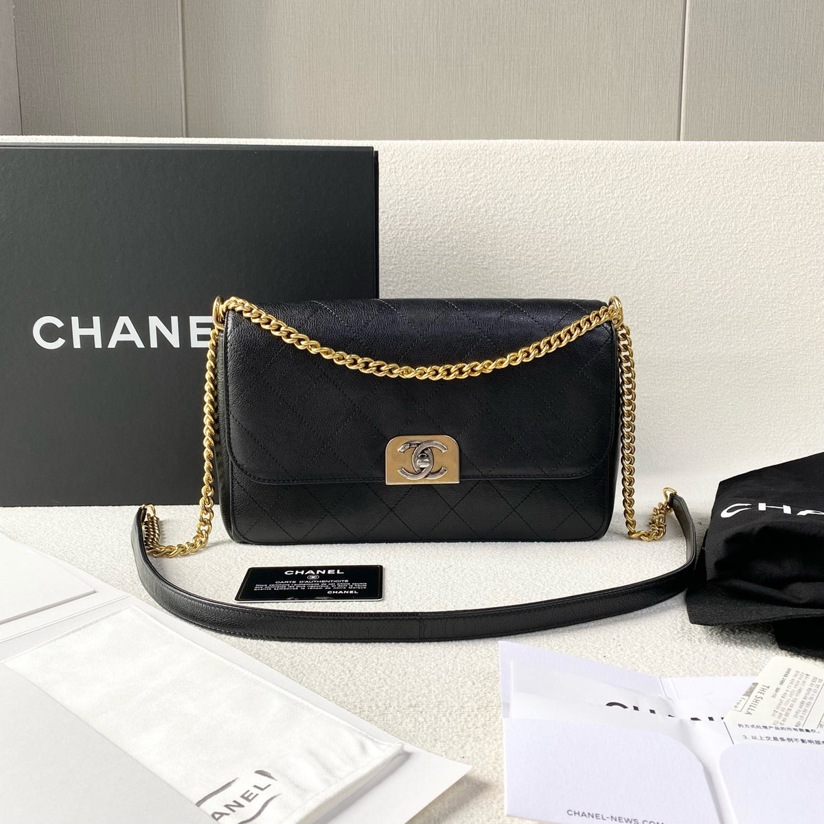 Chanel - Classic Flap - Leather - Black - (medium)