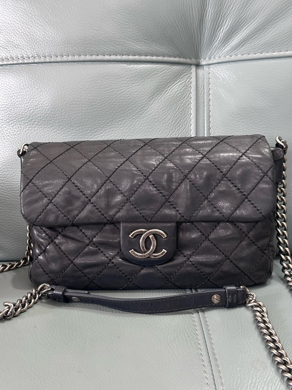 Chanel - Classic Flap - Leather - Black - (medium)