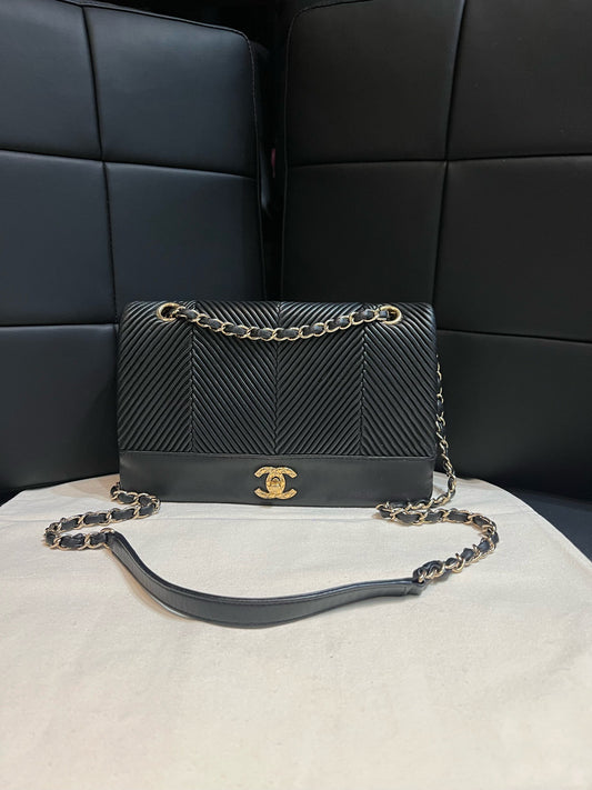 Chanel - Classic Flap - Leather - Black - (medium)
