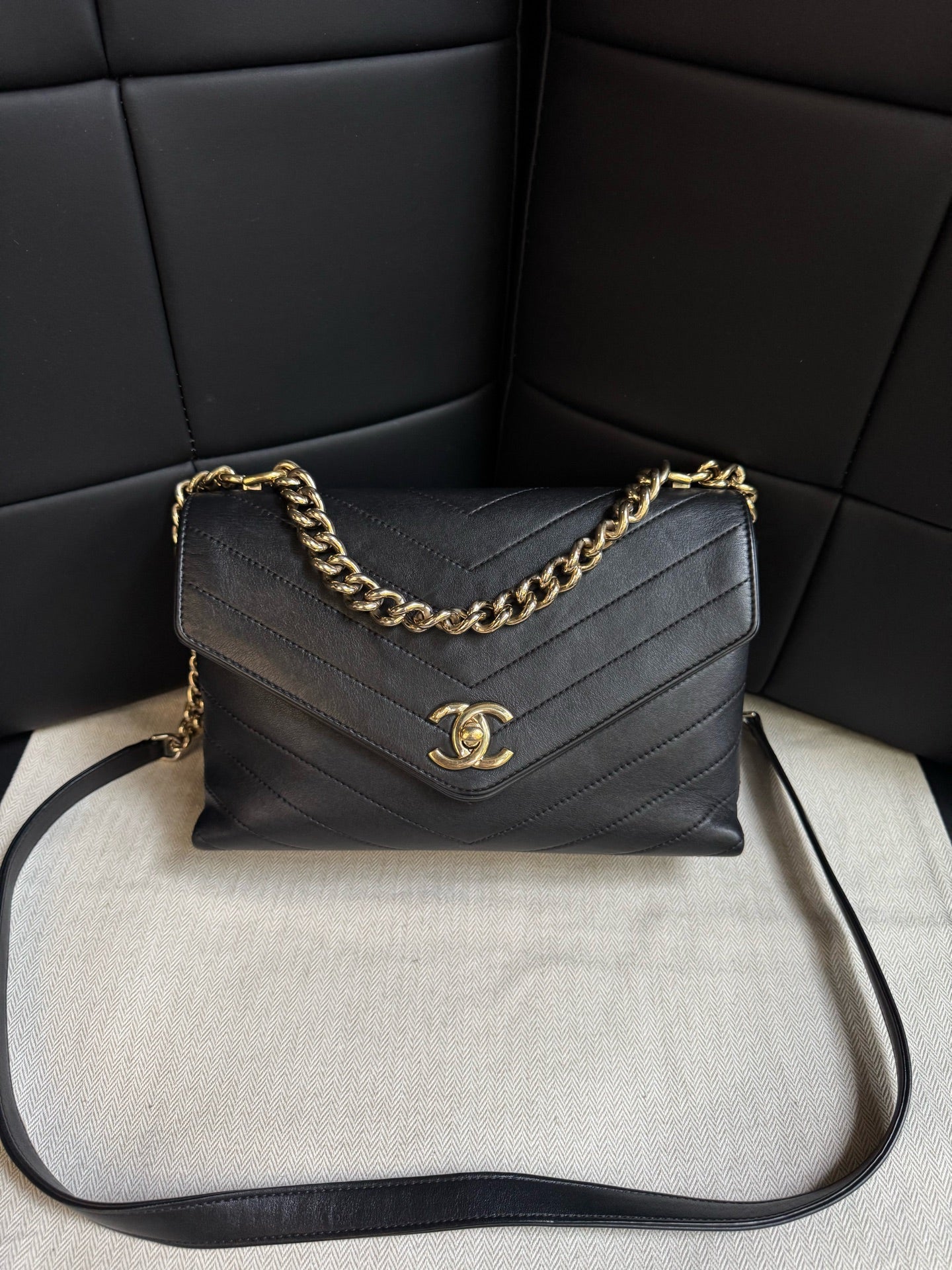 Chanel - Classic Flap - Leather - Black - (medium)
