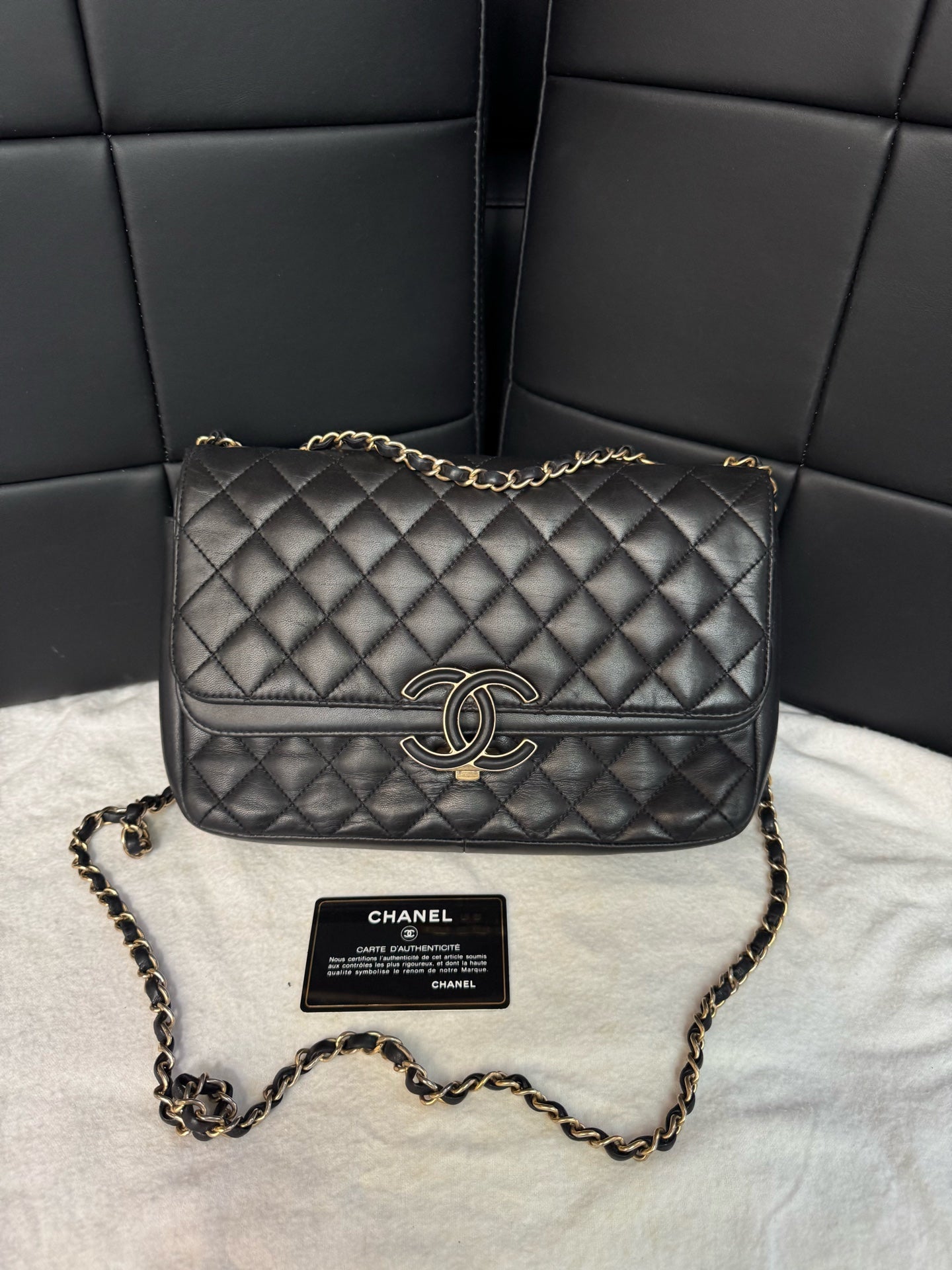 Chanel - Classic Flap - Leather - Black - (medium)