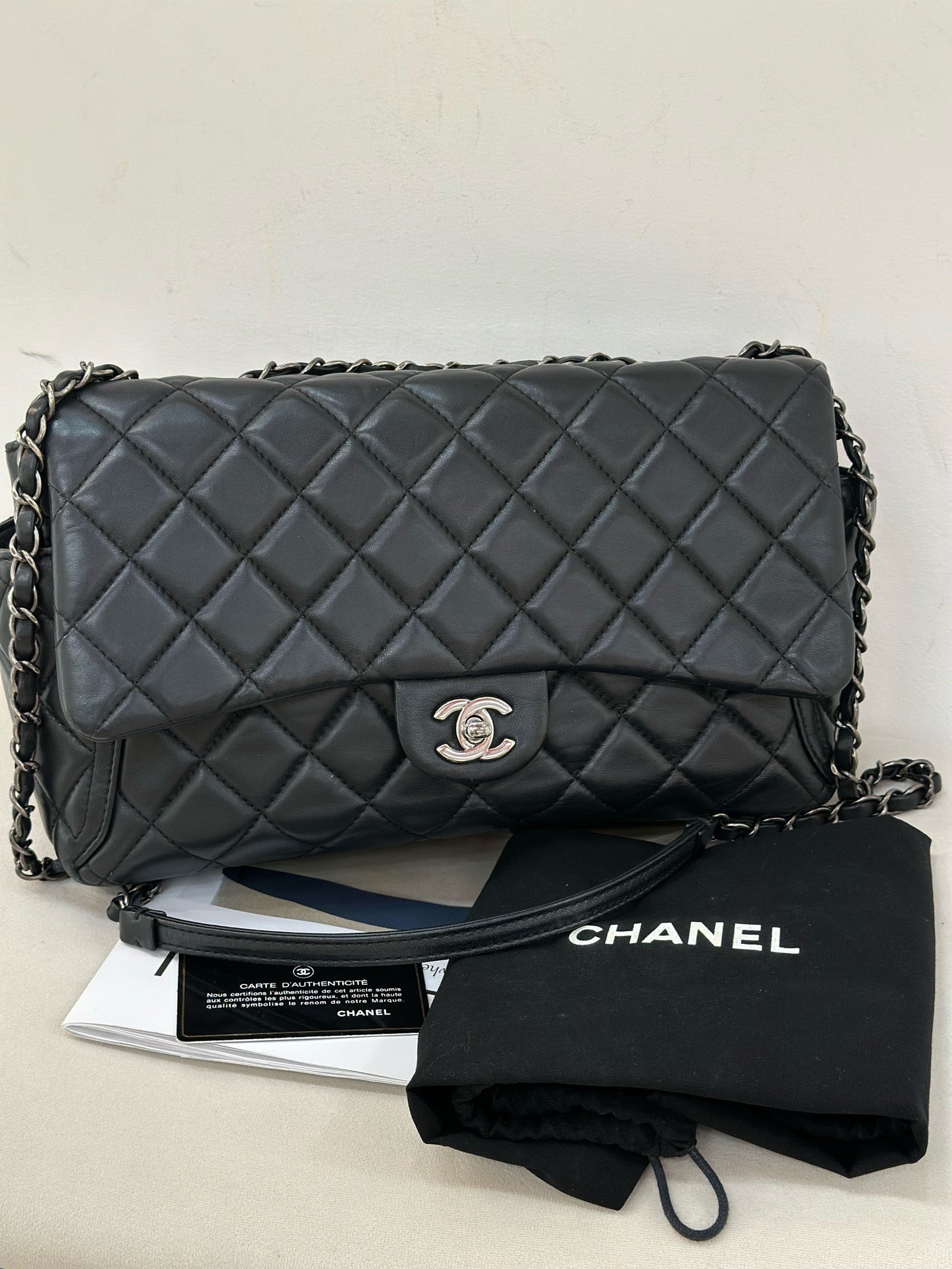 Chanel - Classic Flap - Leather - Black - (medium)