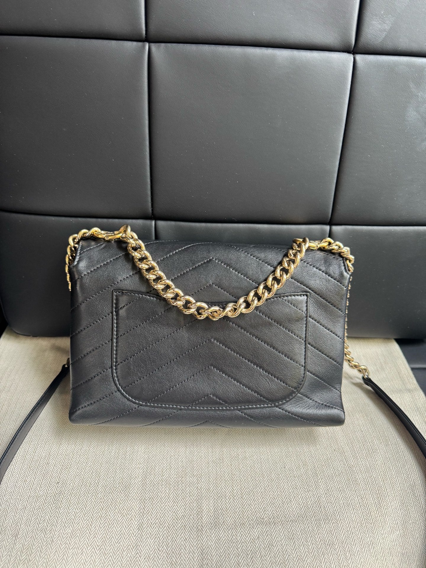 Chanel - Classic Flap - Leather - Black - (medium)