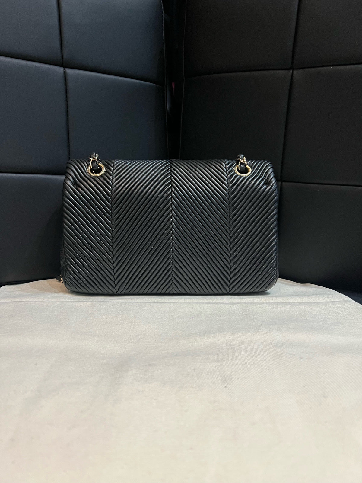 Chanel - Classic Flap - Leather - Black - (medium)