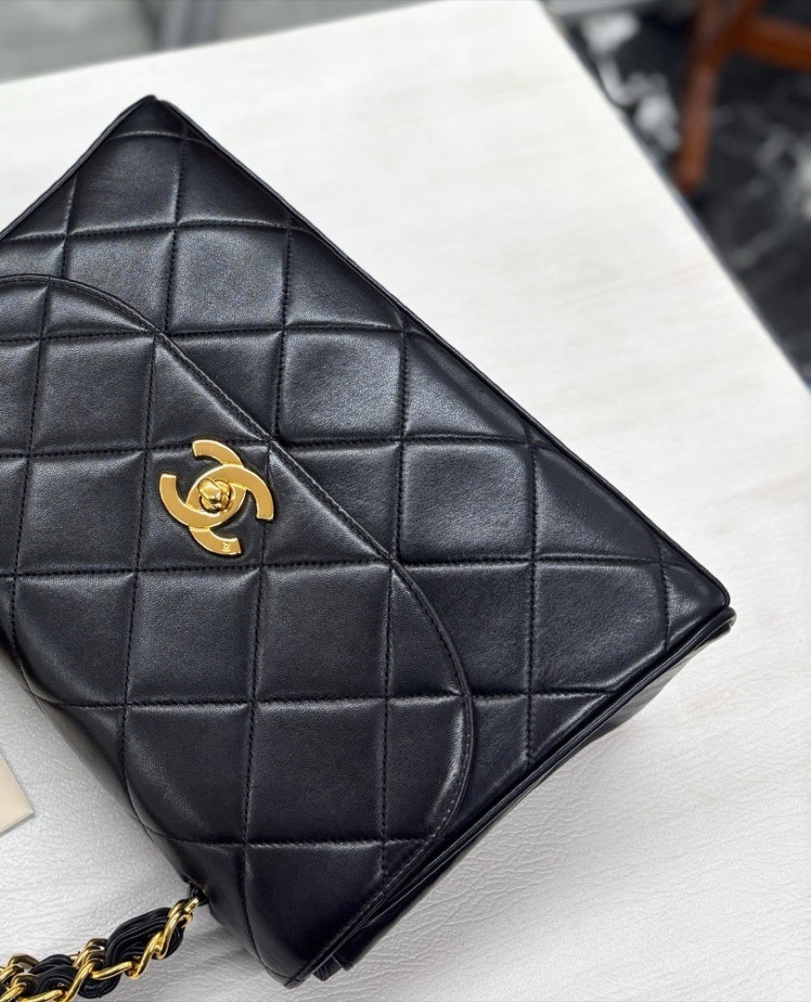 Chanel - Classic Flap - Leather - Black - (medium)