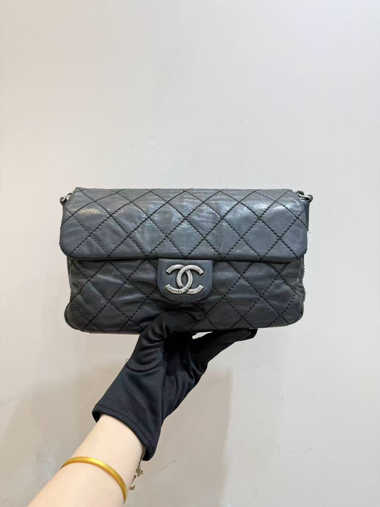 Chanel - Classic Flap - Leather - Black - (medium)