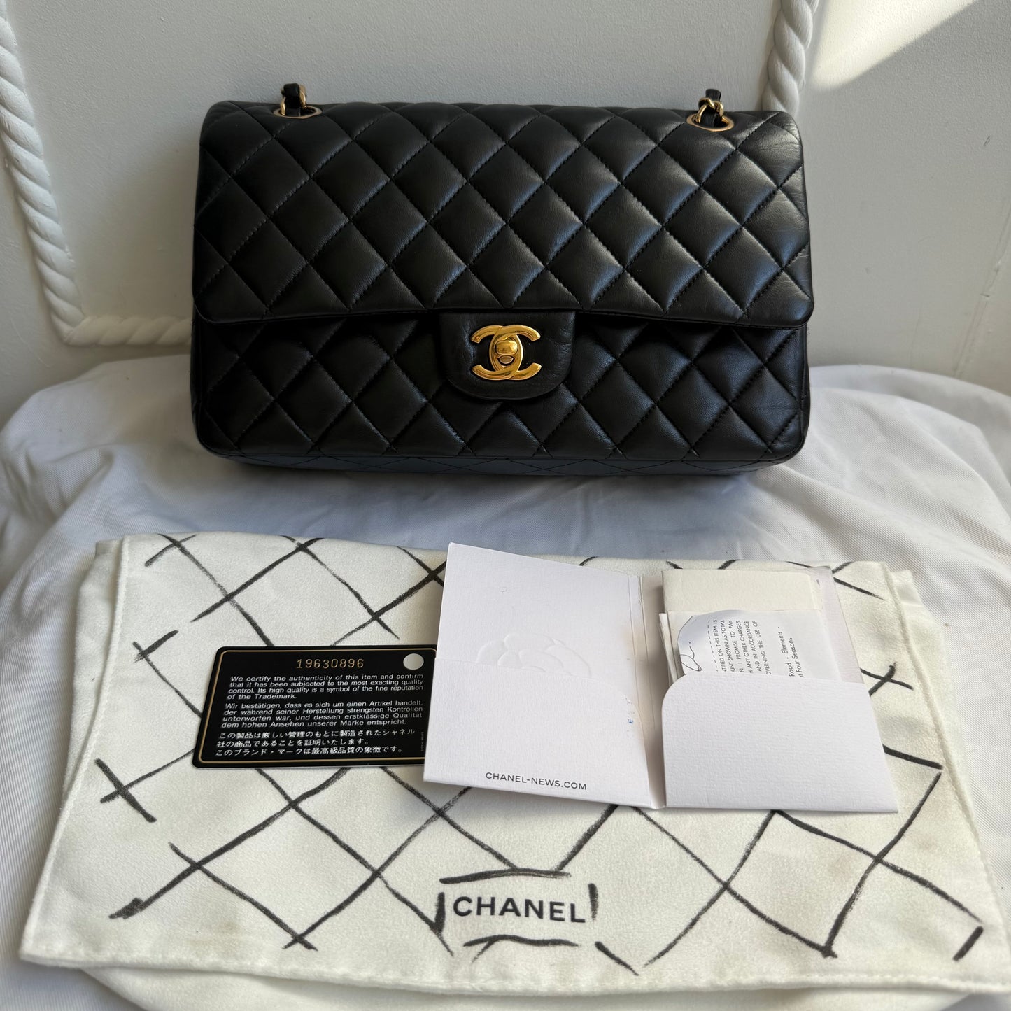 Chanel - Classic Flap - Leather - Black - (medium)
