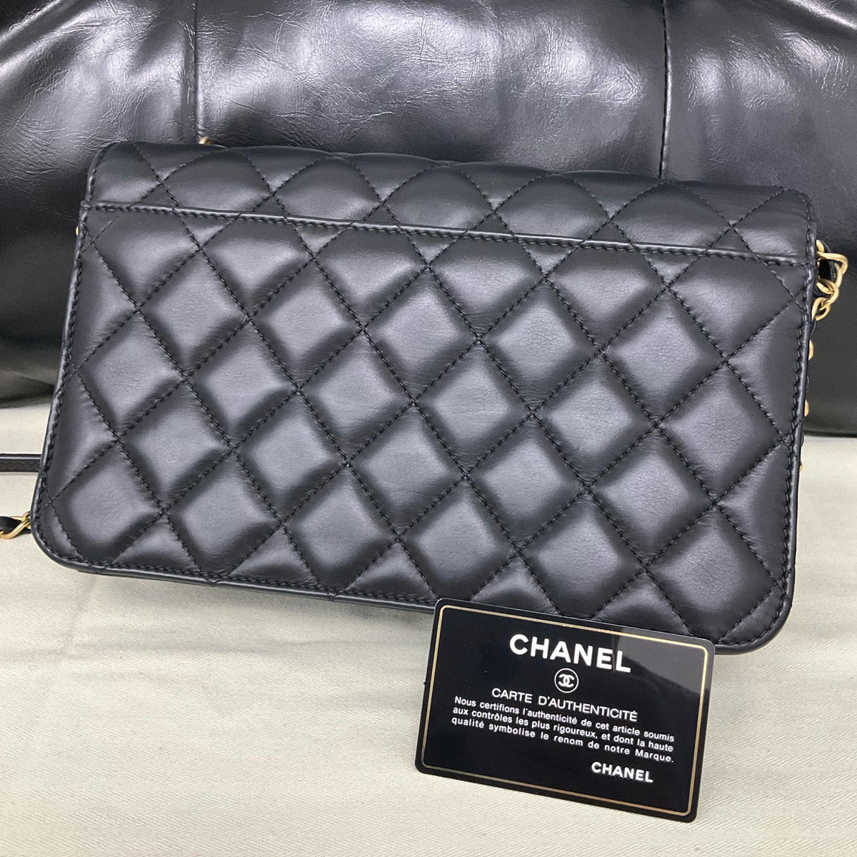 Chanel - Classic Flap - Leather - Black - (medium)