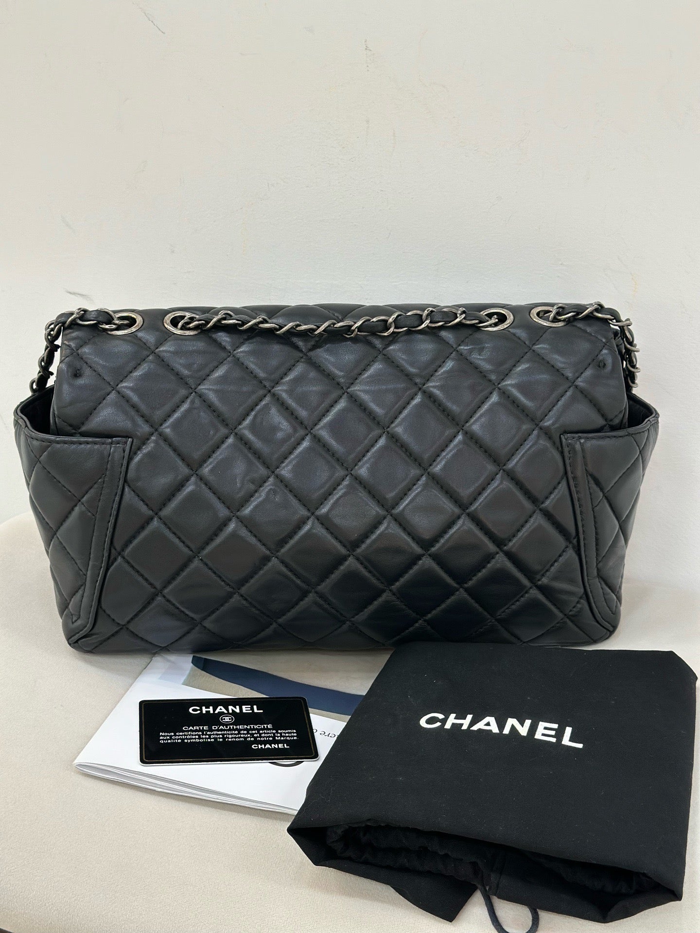 Chanel - Classic Flap - Leather - Black - (medium)