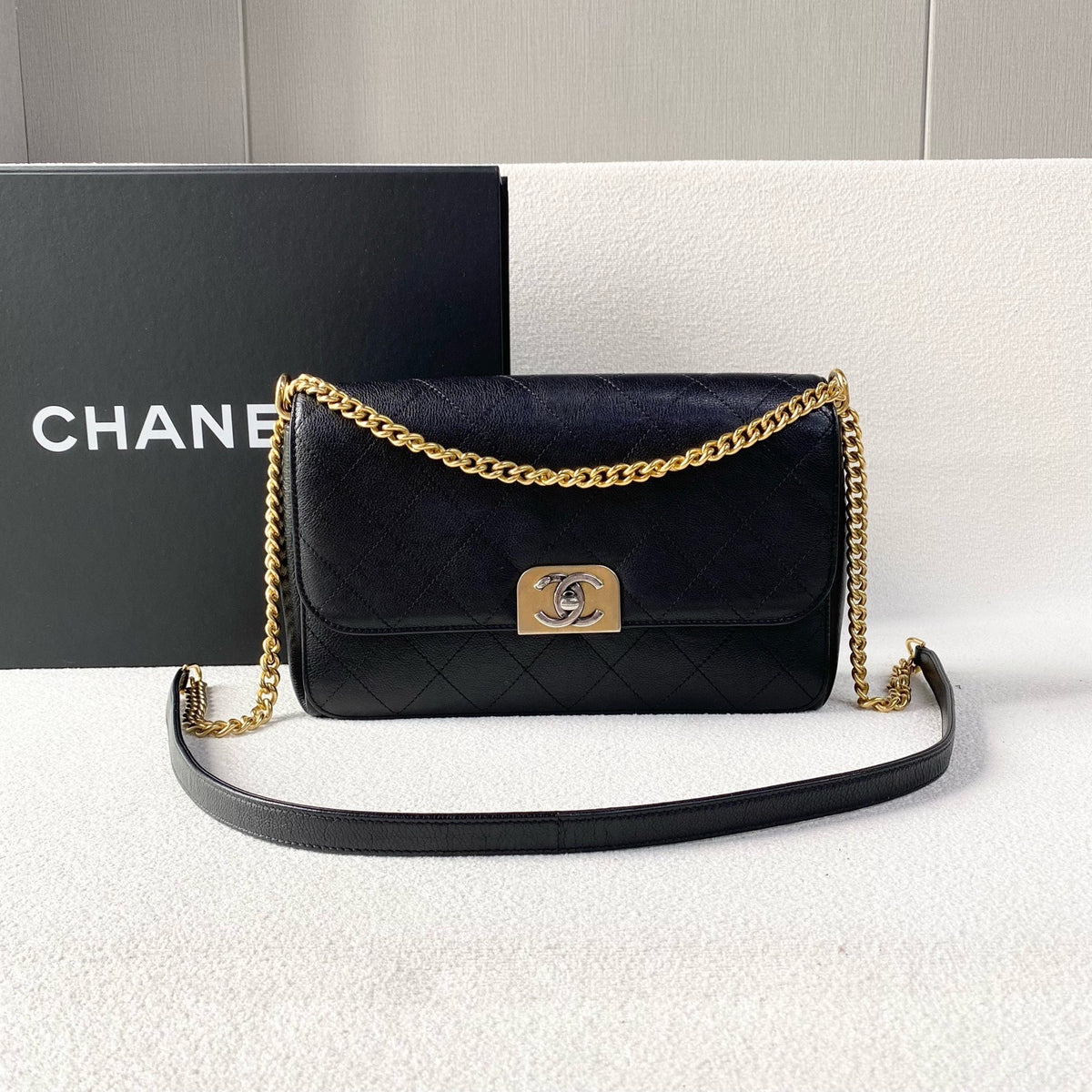 Chanel - Classic Flap - Leather - Black - (medium)