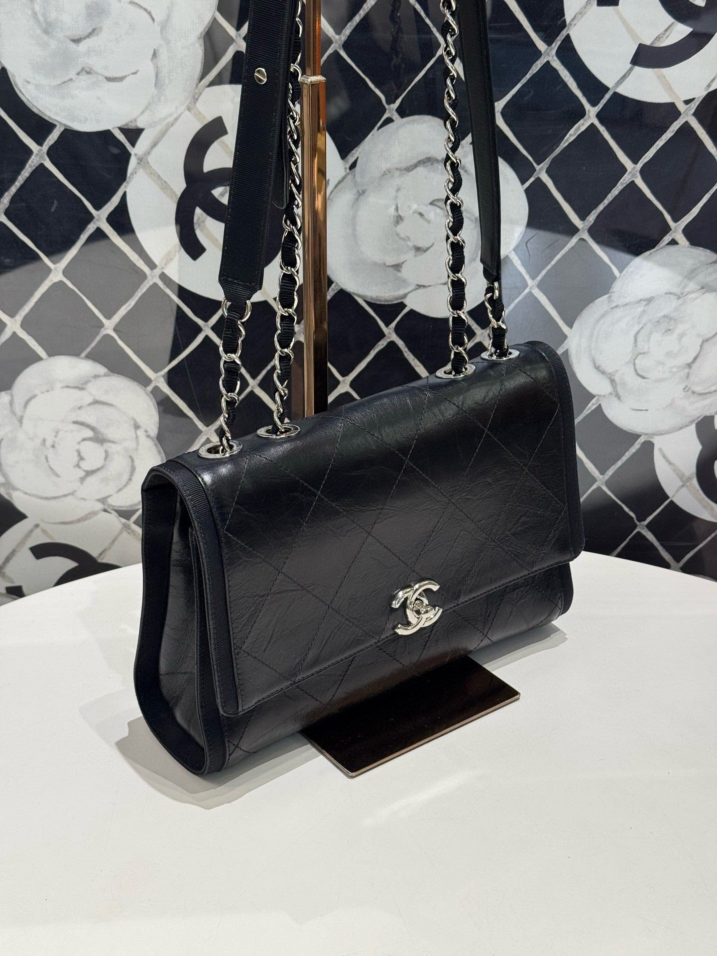 Chanel - Classic Flap - Leather - Black - (medium)